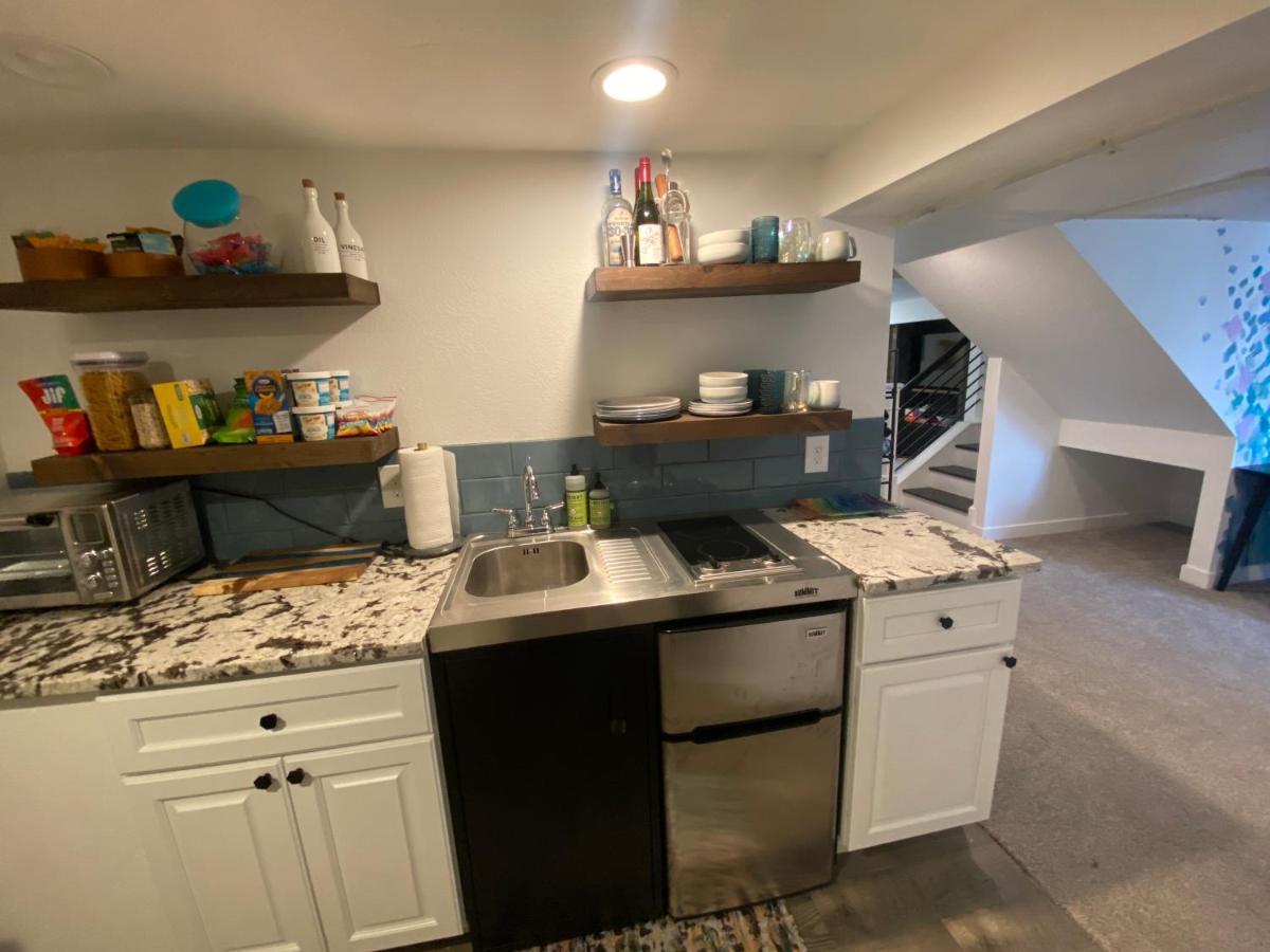 Artsy Platt Park Suite, Quick Mountain Access! デンバー エクステリア 写真